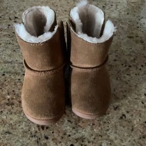 Worn twice in perfect condition - easy to put on with Velcro closing!